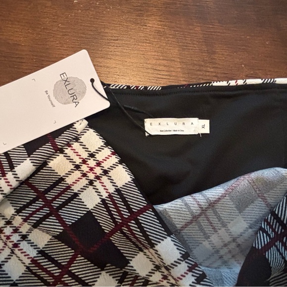 Exlura Black, White,Maroon Plaid tube style top with Cinched Design. Size XL - Picture 2 of 2